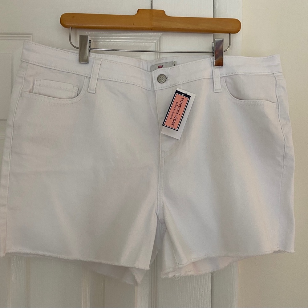 Vineyard vines white shorts